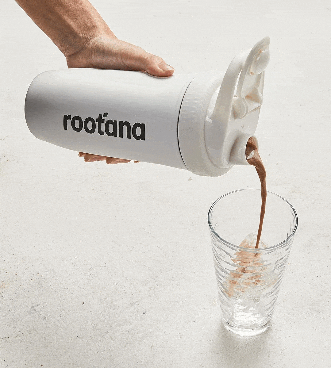 Rootana being poured into a glass